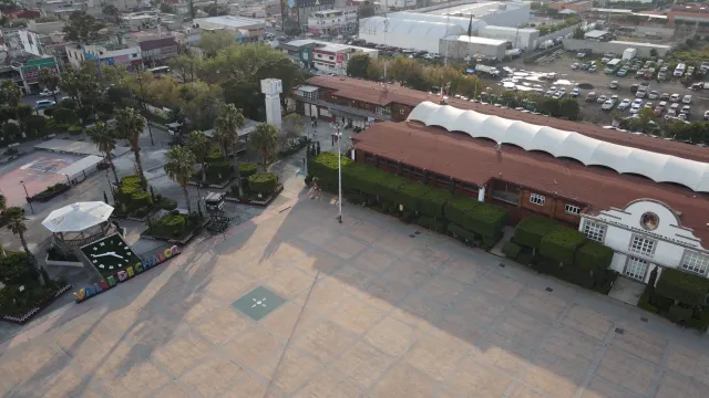 Vista aérea de la explanada: el kiosko blanco, las letras de colores VALLE DE CHALCO y, a la derecha, el Palacio Municipal.
