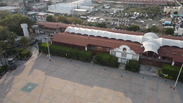 Vista aérea del Palacio Municipal de Valle de Chalco y la explanada al frente.